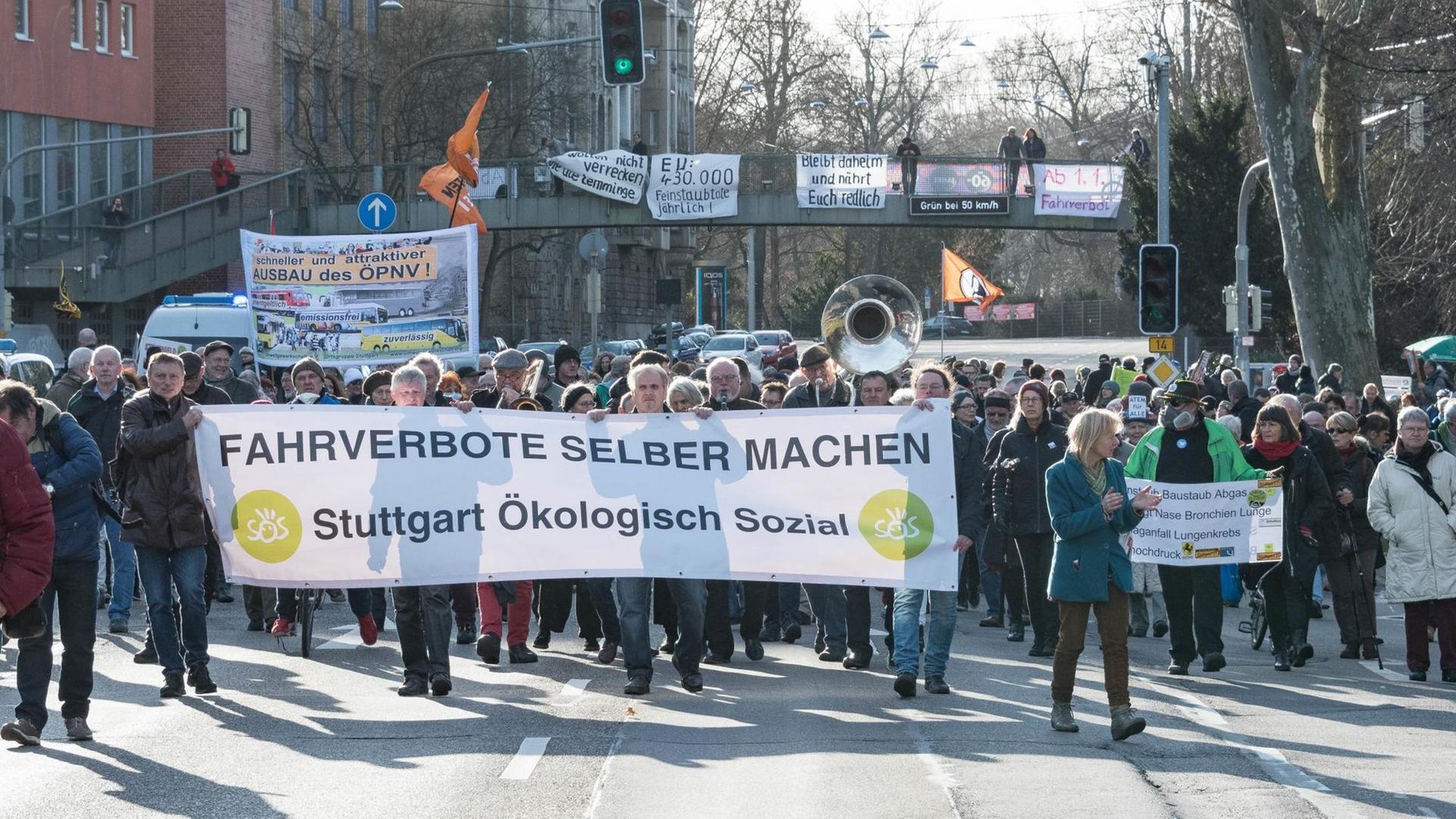 Teilnehmer einer Demonstration gegen Feinstaubbelastung in Stuttgart während einer Kundgebung am 01.01.2018 an der B14 in Stuttgart (Baden-Württemberg). Unter dem Motto "Fahrverbote selber machen - Menschen schützen" haben rund 400 Teilnehmer gegen die Feinstaubbelastung am Stuttgarter Neckartor protestiert.