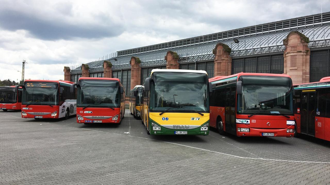 Mehrere Elektrobusse im Depot Mehrere Elektrobusse im Depot