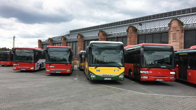 Mehrere Elektrobusse im Depot