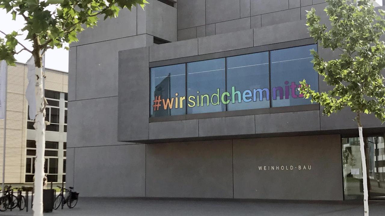 Blick auf den  Hörsaals der TU Chemnitz mit der Regenbogenschrift #wirsindchemnitz