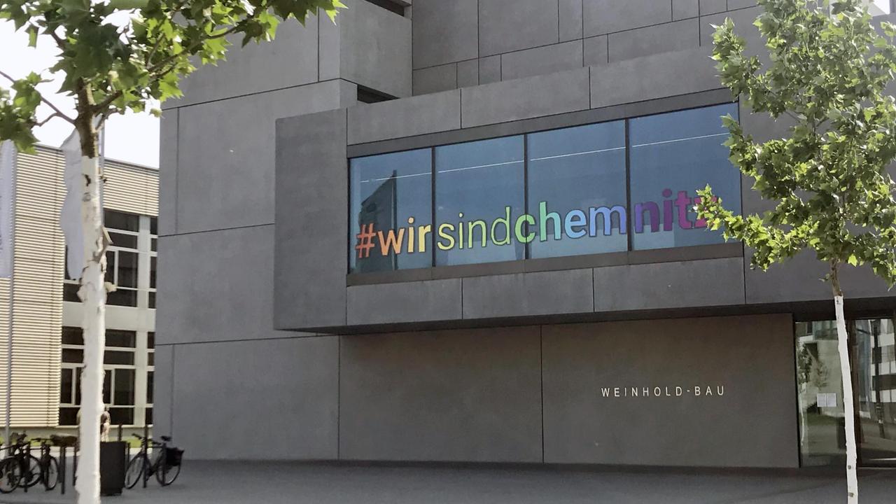 Blick auf den Hörsaals der TU Chemnitz mit der Regenbogenschrift #wirsindchemnitz Blick auf den Hörsaals der TU Chemnitz mit der Regenbogenschrift #wirsindchemnitz