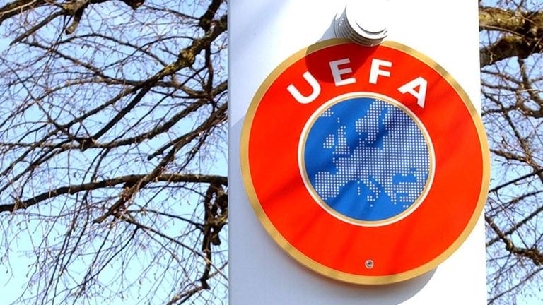 Das Logo der UEFA an der Verbandszentrale in Nyon