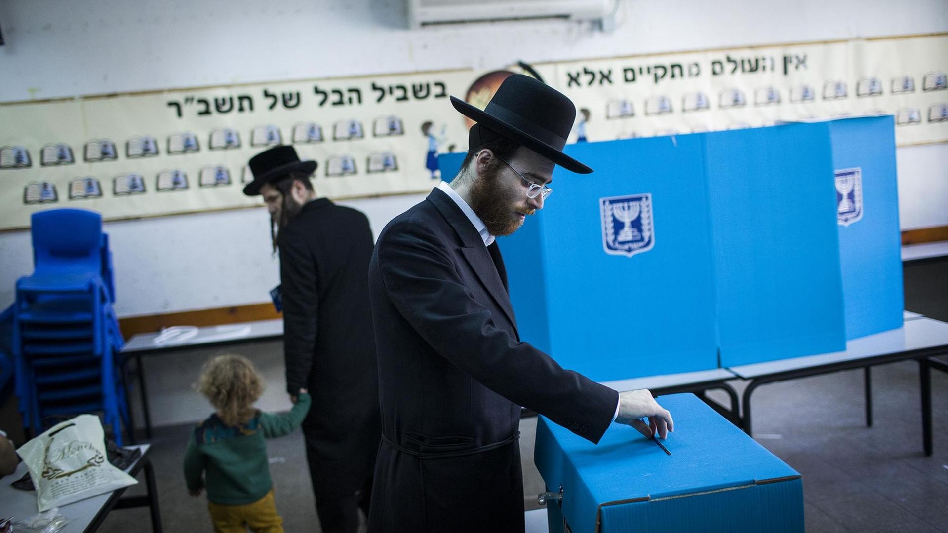 Ein ultra-orthodoxer Jude gibt bei den israelischen Parlamentswahlen in einem Wahllokal seine Stimme ab. Ein ultra-orthodoxer Jude gibt bei den israelischen Parlamentswahlen in einem Wahllokal seine Stimme ab.