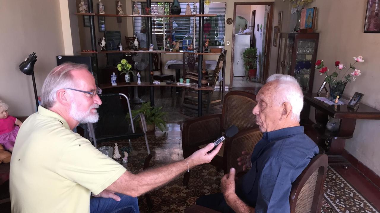 Der Kubaner Rodi Rodriguez hat empfängt noch heute Rente aus seiner Zeit als Mitarbeiter auf der US-Militärbasis Guantanamo. Hier sitzt er mit Burkhard Birke bei ihm zuhause beim Interview. Der Kubaner Rodi Rodriguez hat empfängt noch heute Rente aus seiner Zeit als Mitarbeiter auf der US-Militärbasis Guantanamo. Hier sitzt er mit Burkhard Birke bei ihm zuhause beim Interview.