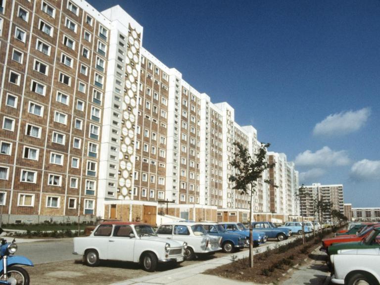 Vor der Fassade der Häuserwand stehen zahlreiche Trabanten im Neubaugebiet Lütten Klein in Rostock.