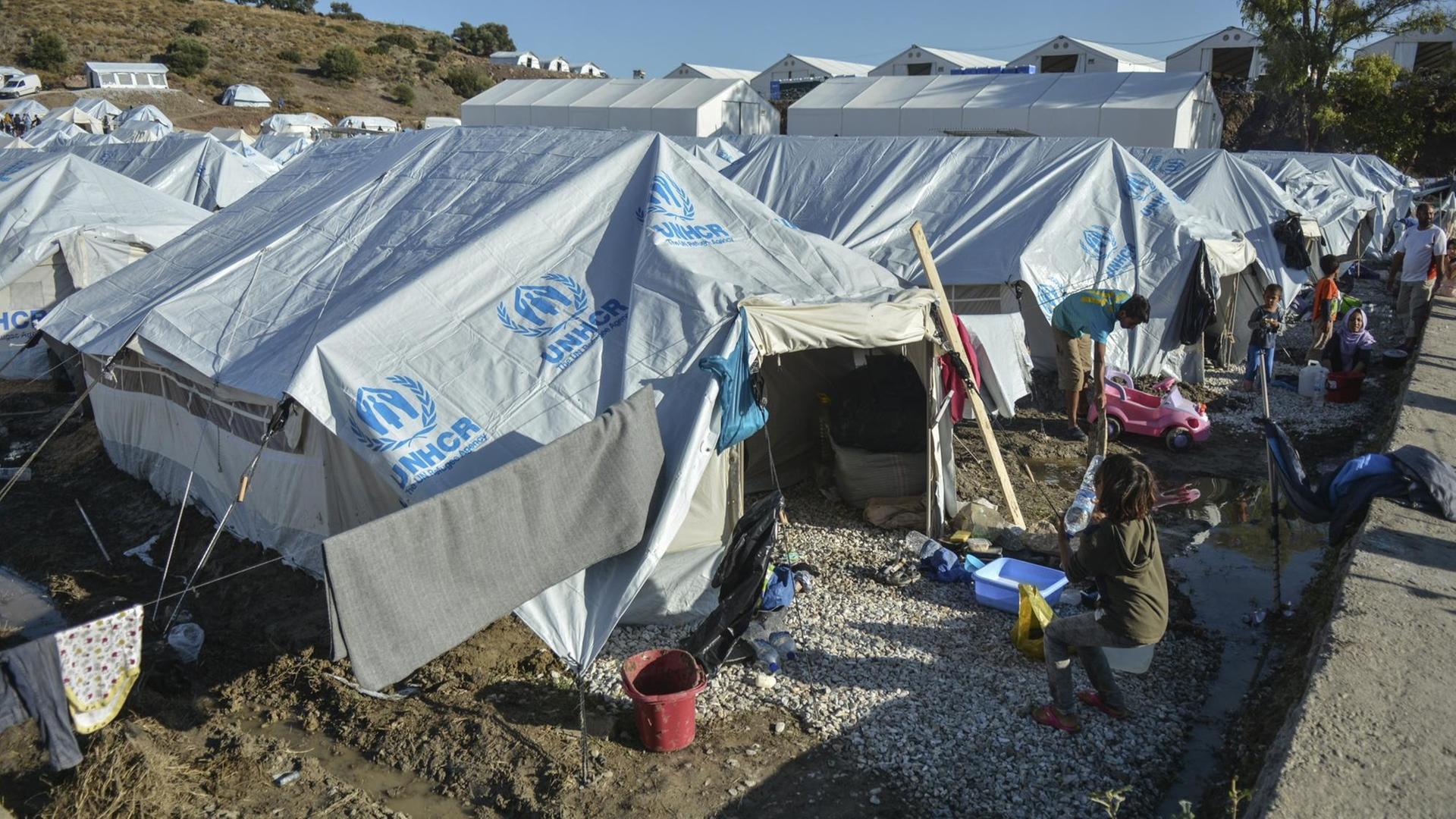 Zelte und Flüchtlinge in dem Lager Kara Tepe auf der griechischen Insel Lesbos. Zelte und Flüchtlinge in dem Lager Kara Tepe auf der griechischen Insel Lesbos.