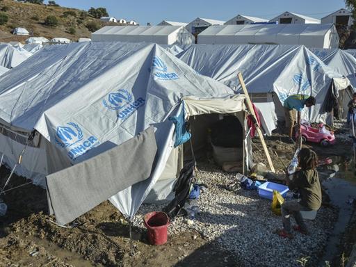 Zelte und Flüchtlinge in dem Lager Kara Tepe auf der griechischen Insel Lesbos.