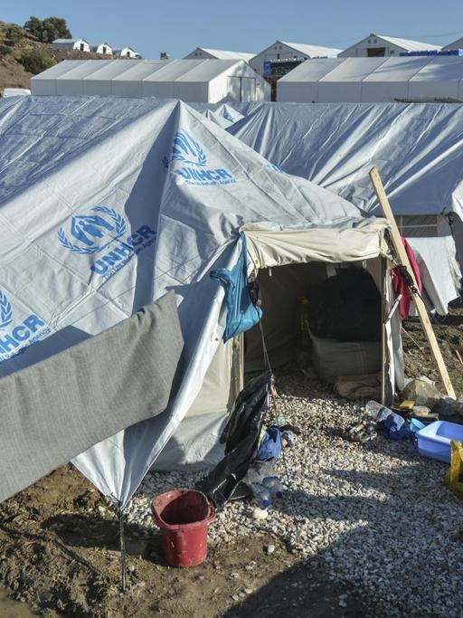 Zelte und Flüchtlinge in dem Lager Kara Tepe auf der griechischen Insel Lesbos.