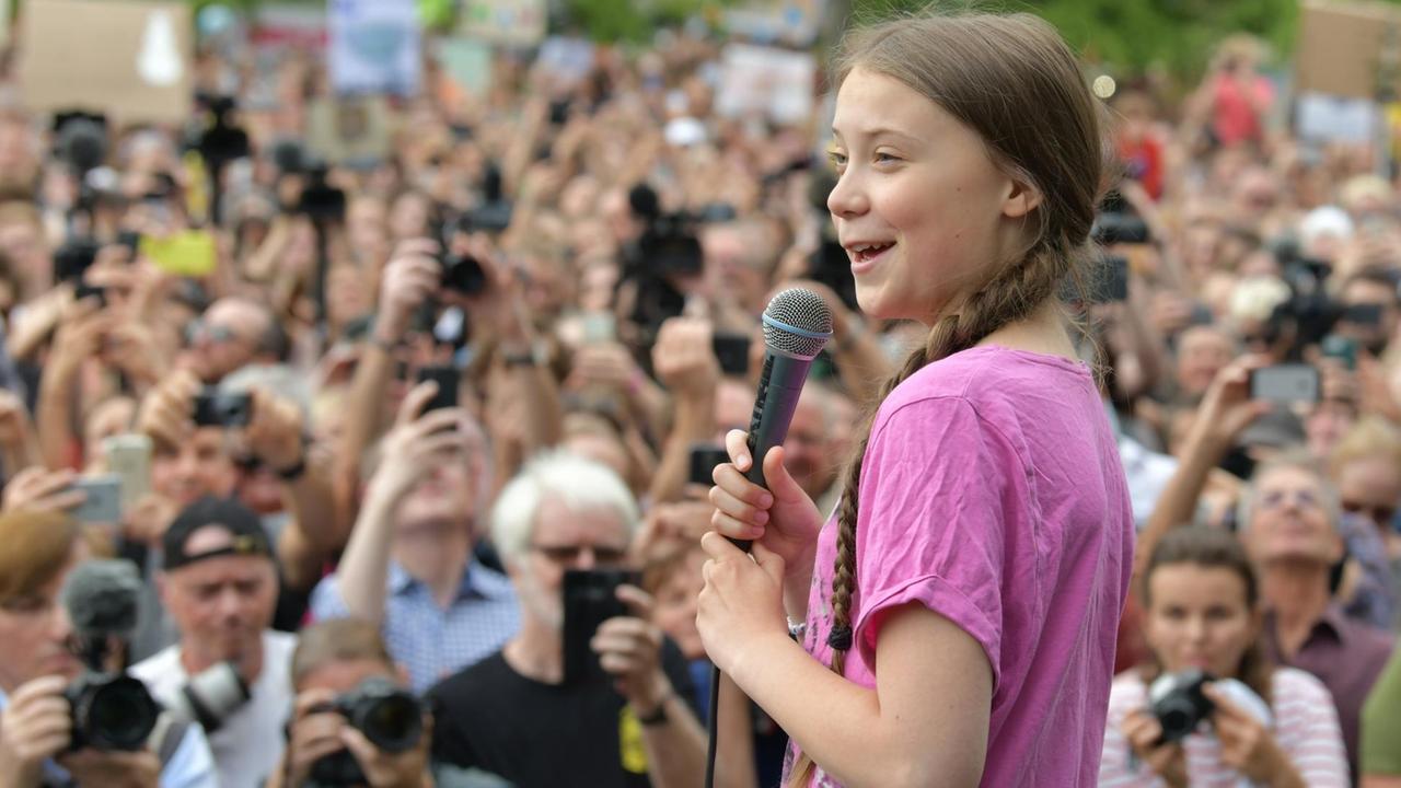 Tausende Schüler nehmen zusammen mit der schwedischen Klima-Aktivistin Greta Thunberg an der Fridays for Future Demonstration teil. Tausende Schüler nehmen zusammen mit der schwedischen Klima-Aktivistin Greta Thunberg an der Fridays for Future Demonstration teil.