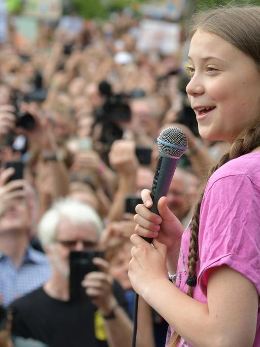 Tausende Schüler nehmen zusammen mit der schwedischen Klima-Aktivistin Greta Thunberg an der Fridays for Future Demonstration teil.