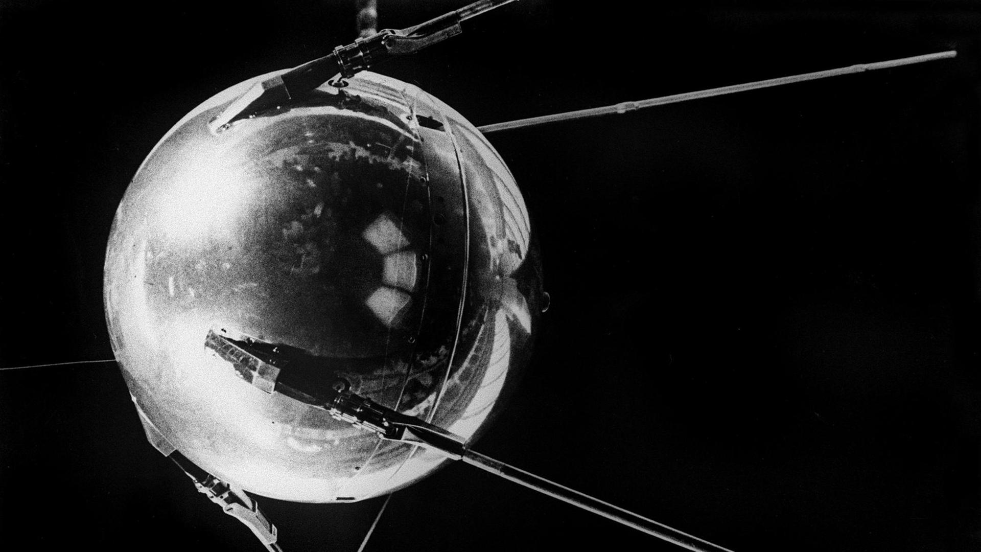 Ein Bild von Sputnik 1, dass die Sowjetunion zu dessen Start am 4.10.1957 verbreitete. Ein Bild von Sputnik 1, dass die Sowjetunion zu dessen Start am 4.10.1957 verbreitete.