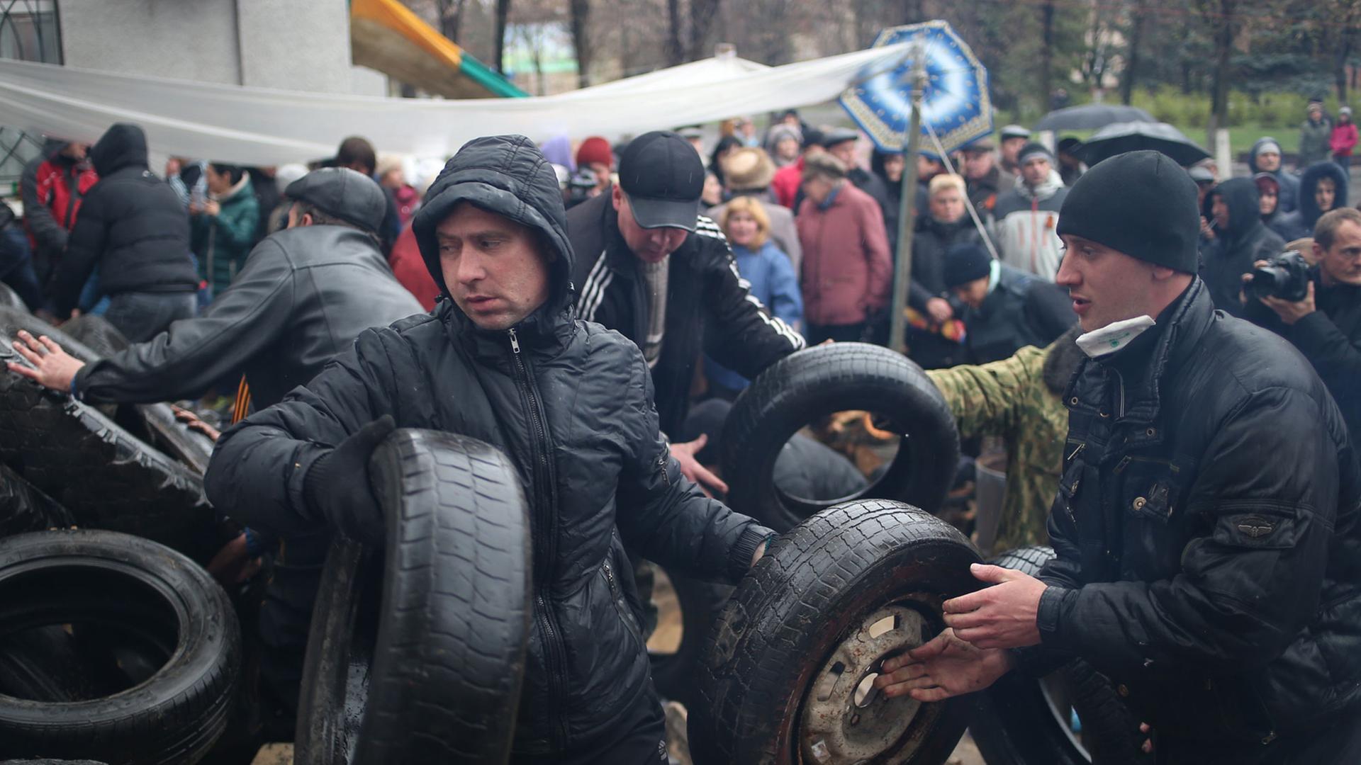 Ukraine's federalisation supporters build a barricade in a Slavyansk street.