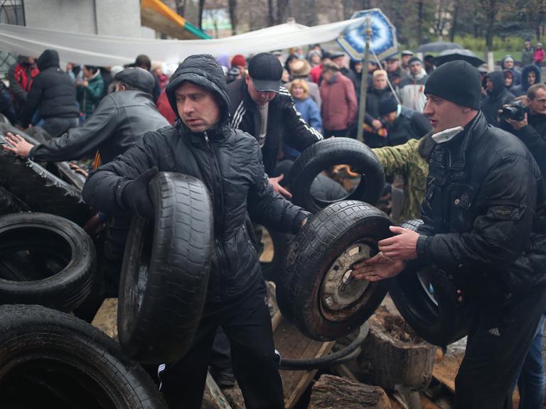 Ukraine's federalisation supporters build a barricade in a Slavyansk street.