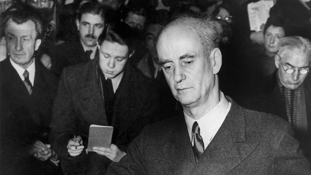 Der Dirigent und Komponist Wilhelm Furtwängler sagt im Dezember 1946 in Berlin im Entnazifizierungsverfahren vor einem deutschen Gericht aus. Furtwängler gilt als einer der großen Dirigenten des 20. Jahrhunderts. Von 1922-1945 und 1947-1954 leitete er die Berliner Symphoniker. Der Dirigent und Komponist Wilhelm Furtwängler sagt im Dezember 1946 in Berlin im Entnazifizierungsverfahren vor einem deutschen Gericht aus. Furtwängler gilt als einer der großen Dirigenten des 20. Jahrhunderts. Von 1922-1945 und 1947-1954 leitete er die Berliner Symphoniker.
