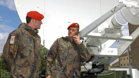 Hauptfeldwebel vom Fernmeldebataillon demonstrieren in Gerolstein die Funktionsweise des neuen Satellitenkommunikationssystems der Bundeswehr.