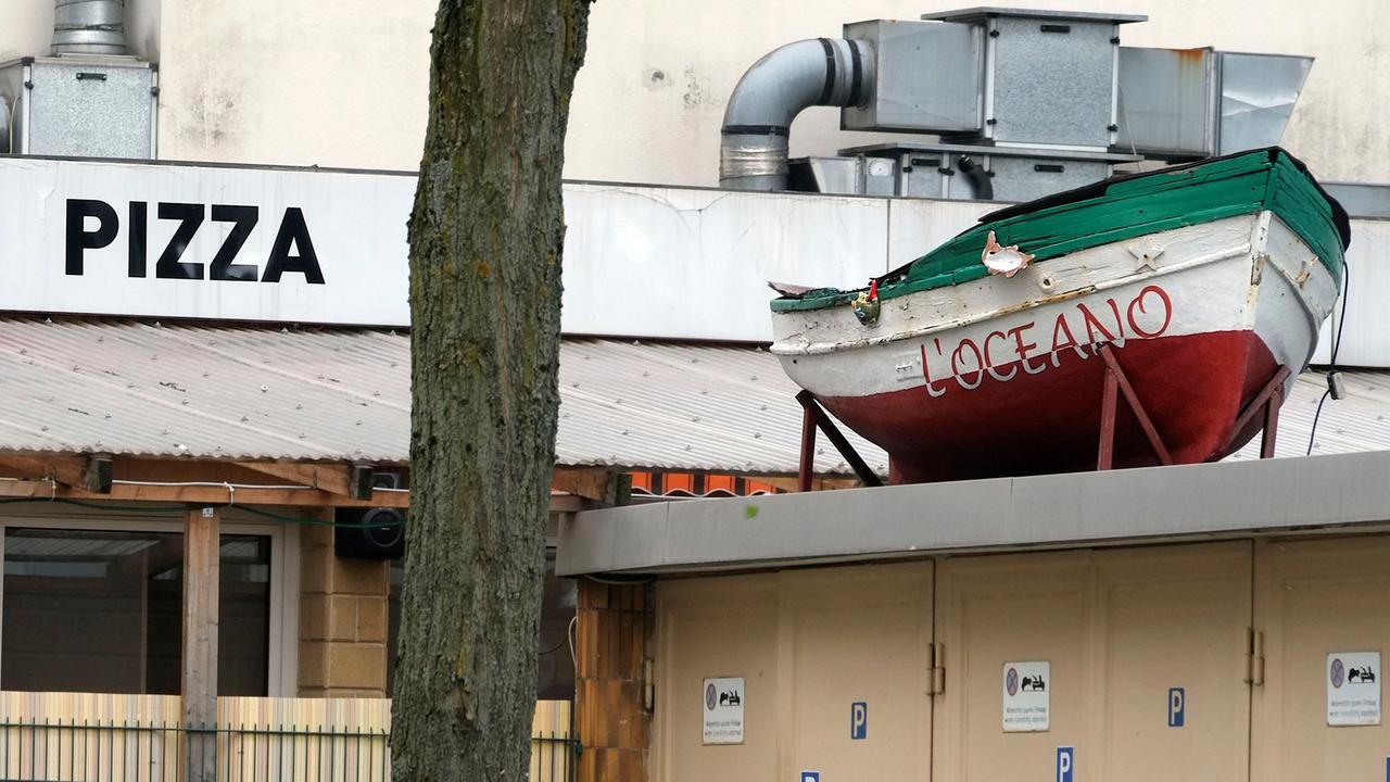Eine Pizzeria in der Fußgängerzone von Solingen Eine Pizzeria in der Fußgängerzone von Solingen