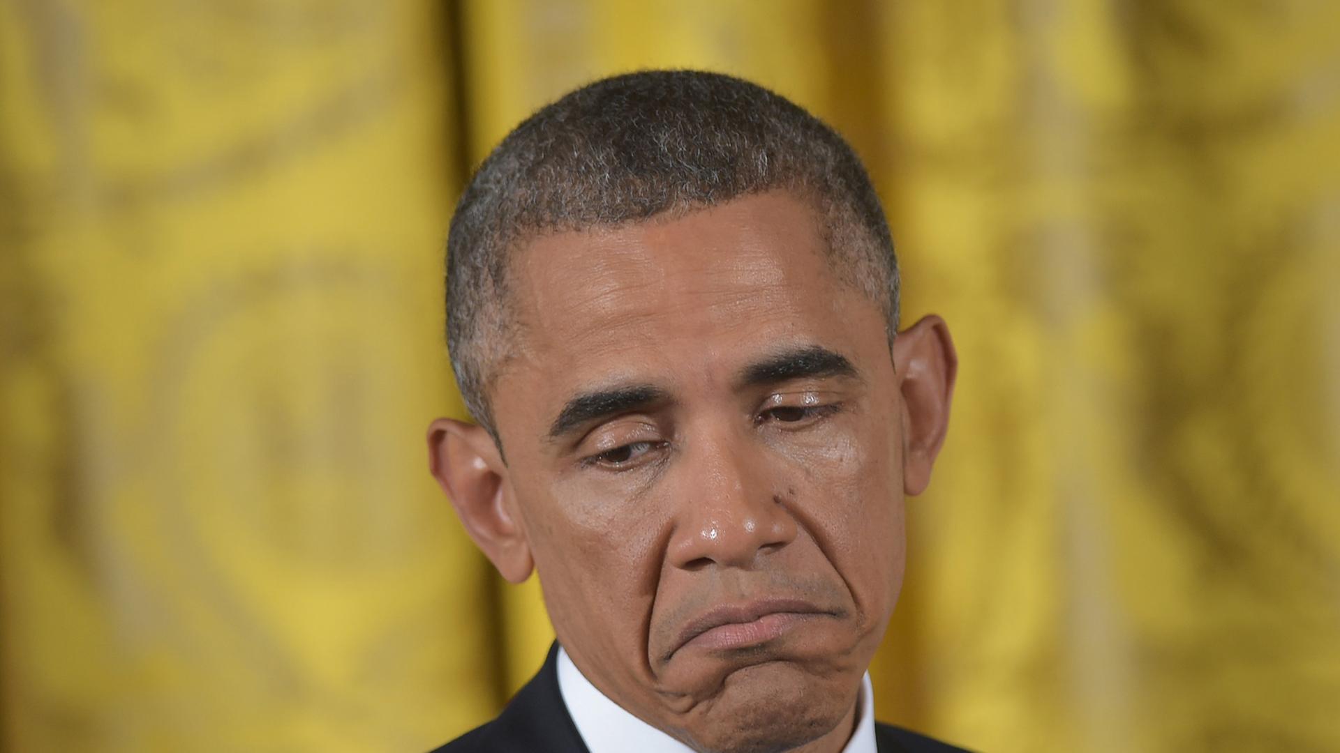 Barack Obama während der Pressekonferenz. Er zieht die Mundwinkel nach unten. Barack Obama während der Pressekonferenz. Er zieht die Mundwinkel nach unten.