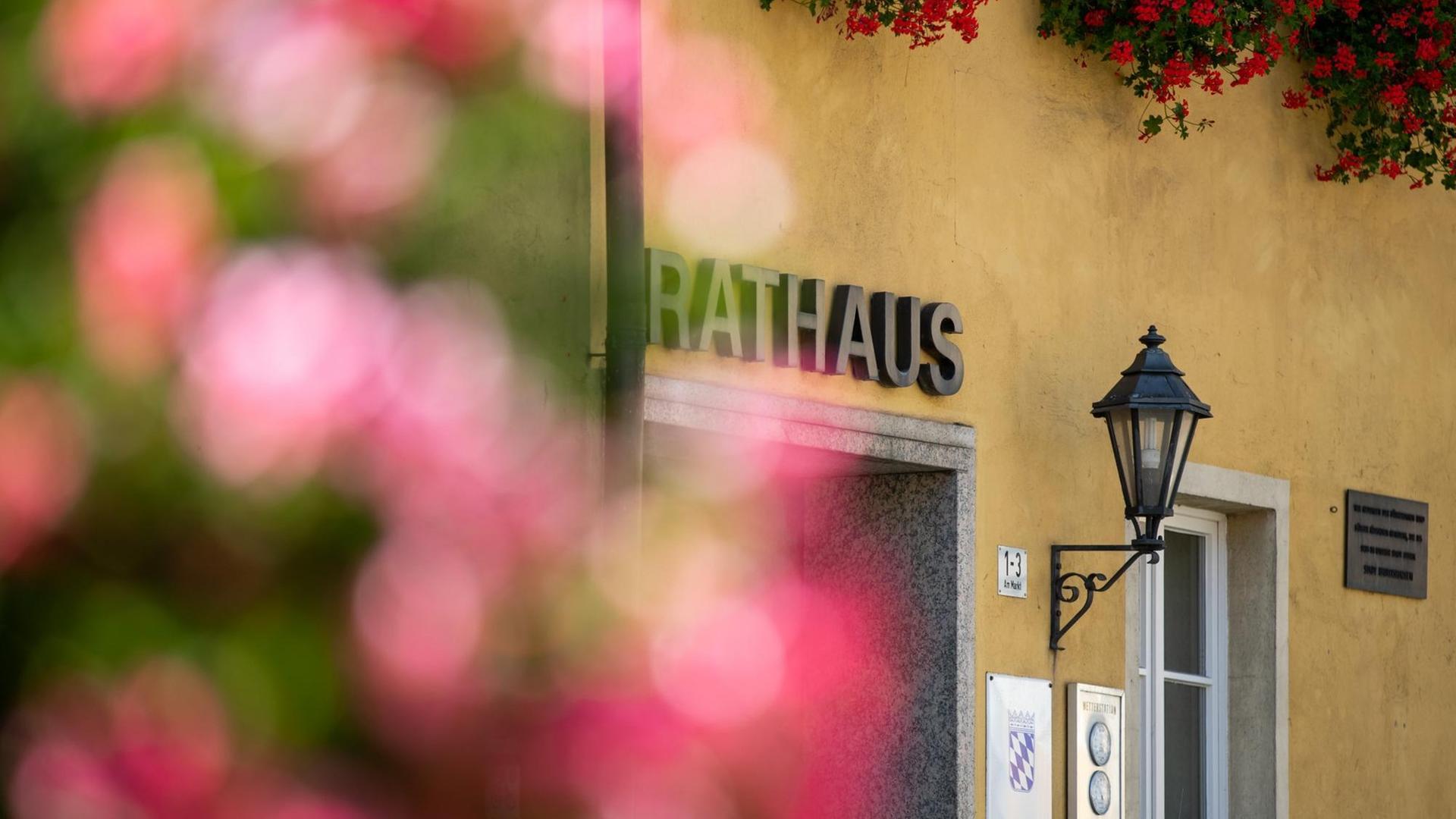 Der Schriftzug "Rathaus" steht an einer Außenfassade. Der Schriftzug "Rathaus" steht an einer Außenfassade.