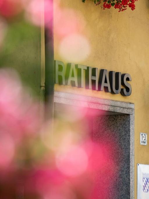 Der Schriftzug "Rathaus" steht an einer Außenfassade.