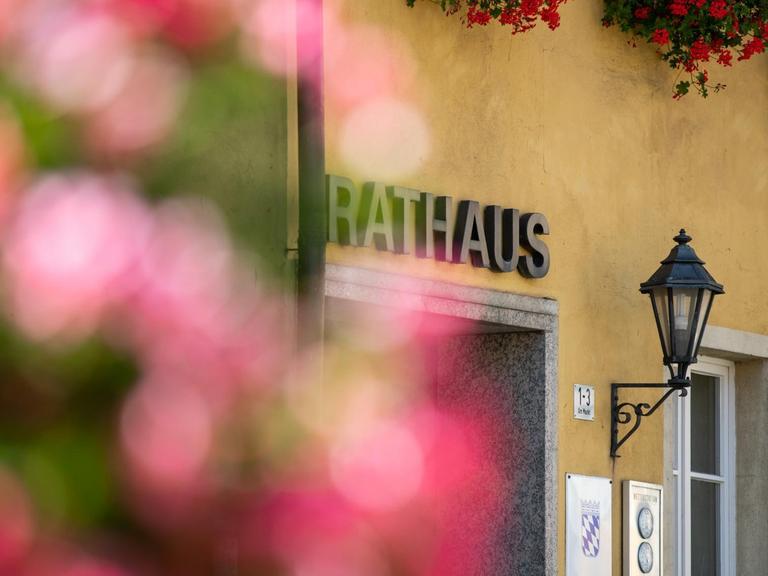 Der Schriftzug "Rathaus" steht an einer Außenfassade.