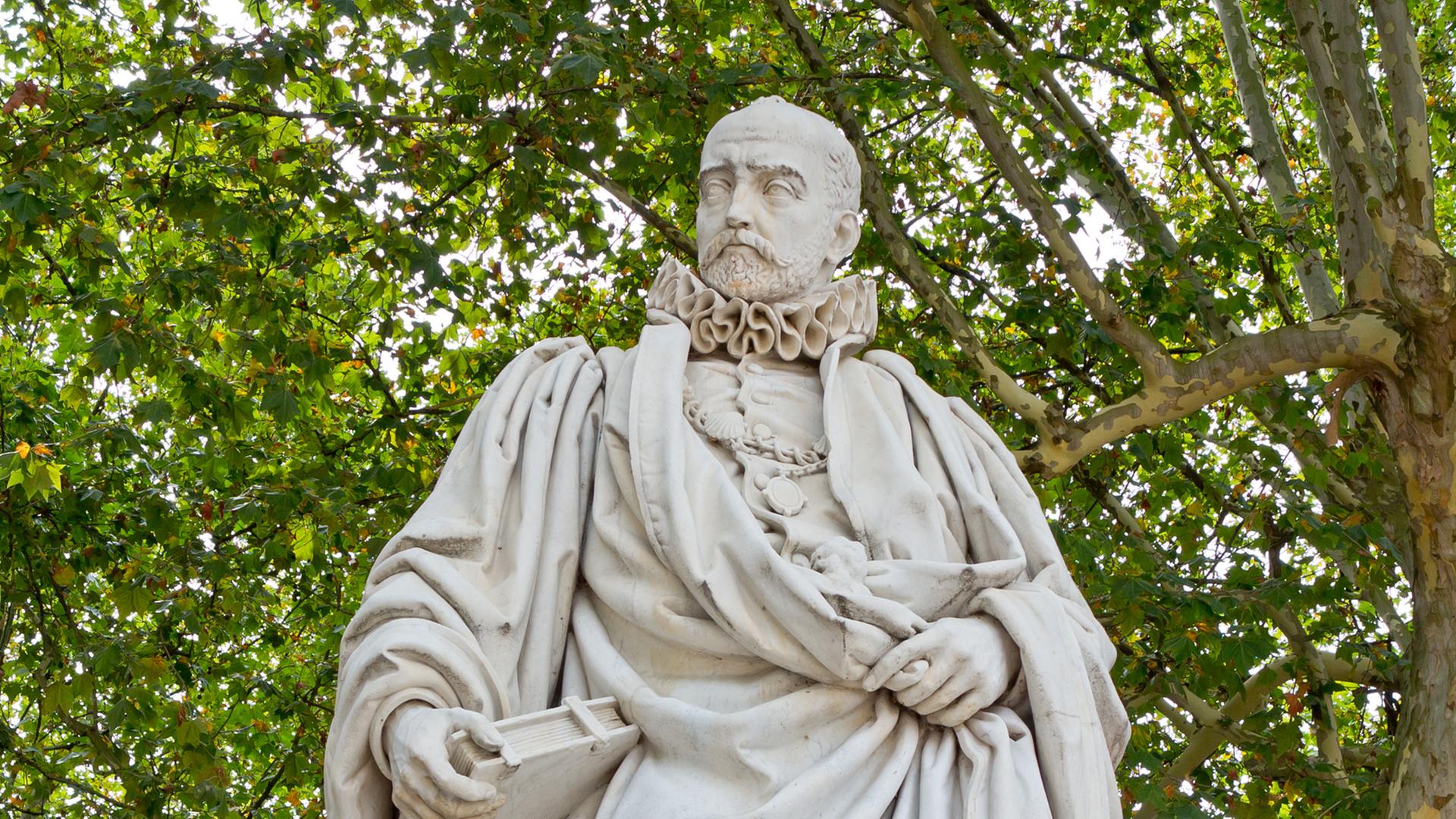 Eine Statue des Politikers und Philosophen Michel de Montaigne steht auf der Esplanade des Quinconces in Bordeaux (Gironde/Frankreich), aufgenommen am 13.08.2012.
