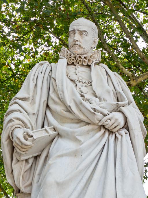 Eine Statue des Politikers und Philosophen Michel de Montaigne steht auf der Esplanade des Quinconces in Bordeaux (Gironde/Frankreich), aufgenommen am 13.08.2012.