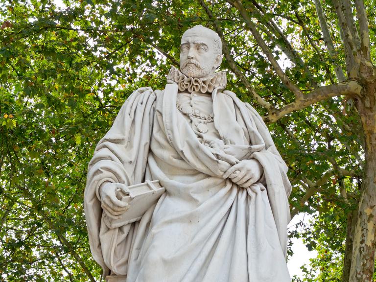 Eine Statue des Politikers und Philosophen Michel de Montaigne steht auf der Esplanade des Quinconces in Bordeaux (Gironde/Frankreich), aufgenommen am 13.08.2012.