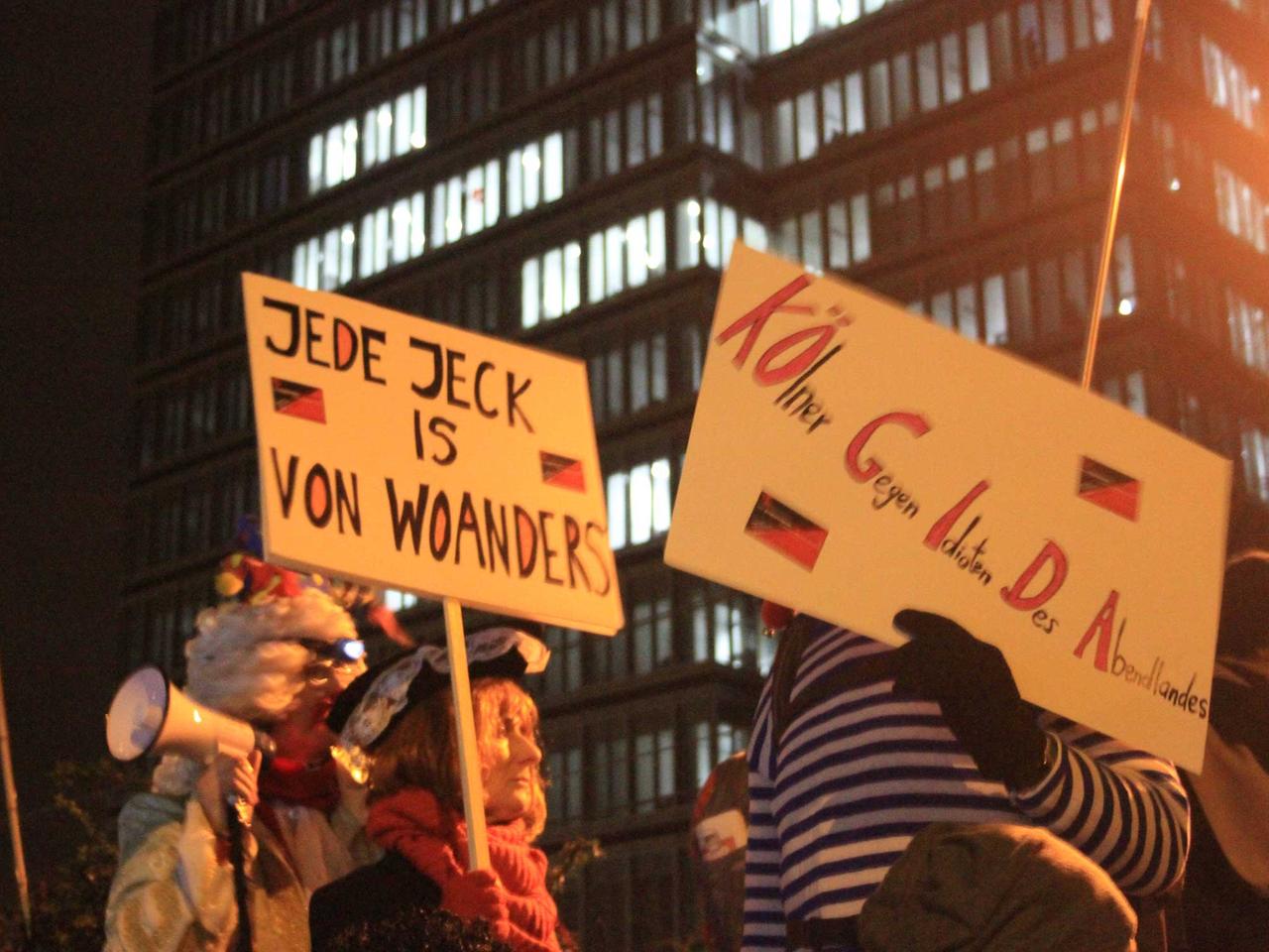 Narren in Köln mit Schildern gegen die Pegida-Demonstrationen. Narren in Köln mit Schildern gegen die Pegida-Demonstrationen.