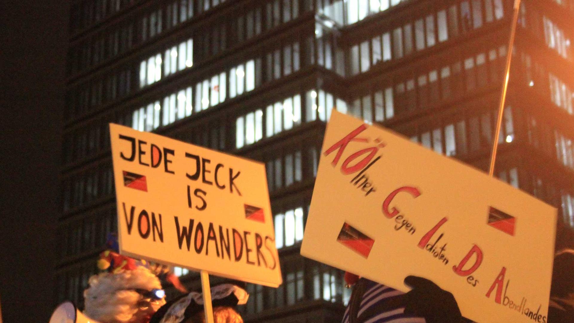 Narren in Köln mit Schildern gegen die Pegida-Demonstrationen. Narren in Köln mit Schildern gegen die Pegida-Demonstrationen.