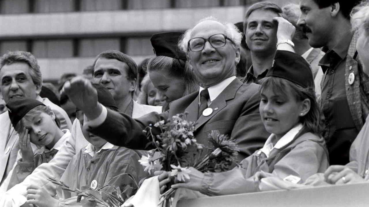 Erich Honecker (Mitte), Generalsekretär des ZK der SED und Vorsitzender des Staatsrates der DDR, Egon Krenz (l) und Eberhard Aurich (r) mit Pionieren auf der Ehrentribüne bei VIII. Pioniertreffen im August 1988 in Karl-Marx-Stadt. Erich Honecker (Mitte), Generalsekretär des ZK der SED und Vorsitzender des Staatsrates der DDR, Egon Krenz (l) und Eberhard Aurich (r) mit Pionieren auf der Ehrentribüne bei VIII. Pioniertreffen im August 1988 in Karl-Marx-Stadt.