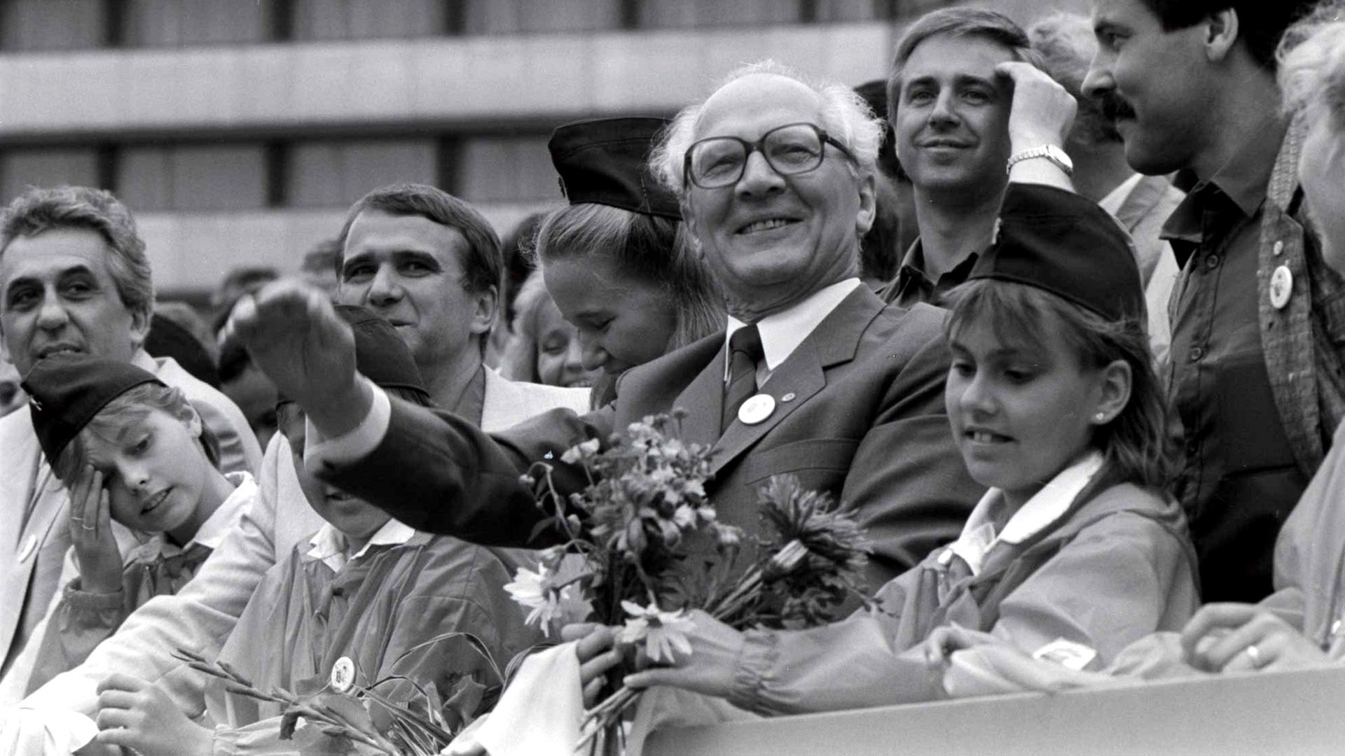 Erich Honecker (Mitte), Generalsekretär des ZK der SED und Vorsitzender des Staatsrates der DDR, Egon Krenz (l) und Eberhard Aurich (r) mit Pionieren auf der Ehrentribüne bei VIII. Pioniertreffen im August 1988 in Karl-Marx-Stadt. Erich Honecker (Mitte), Generalsekretär des ZK der SED und Vorsitzender des Staatsrates der DDR, Egon Krenz (l) und Eberhard Aurich (r) mit Pionieren auf der Ehrentribüne bei VIII. Pioniertreffen im August 1988 in Karl-Marx-Stadt.