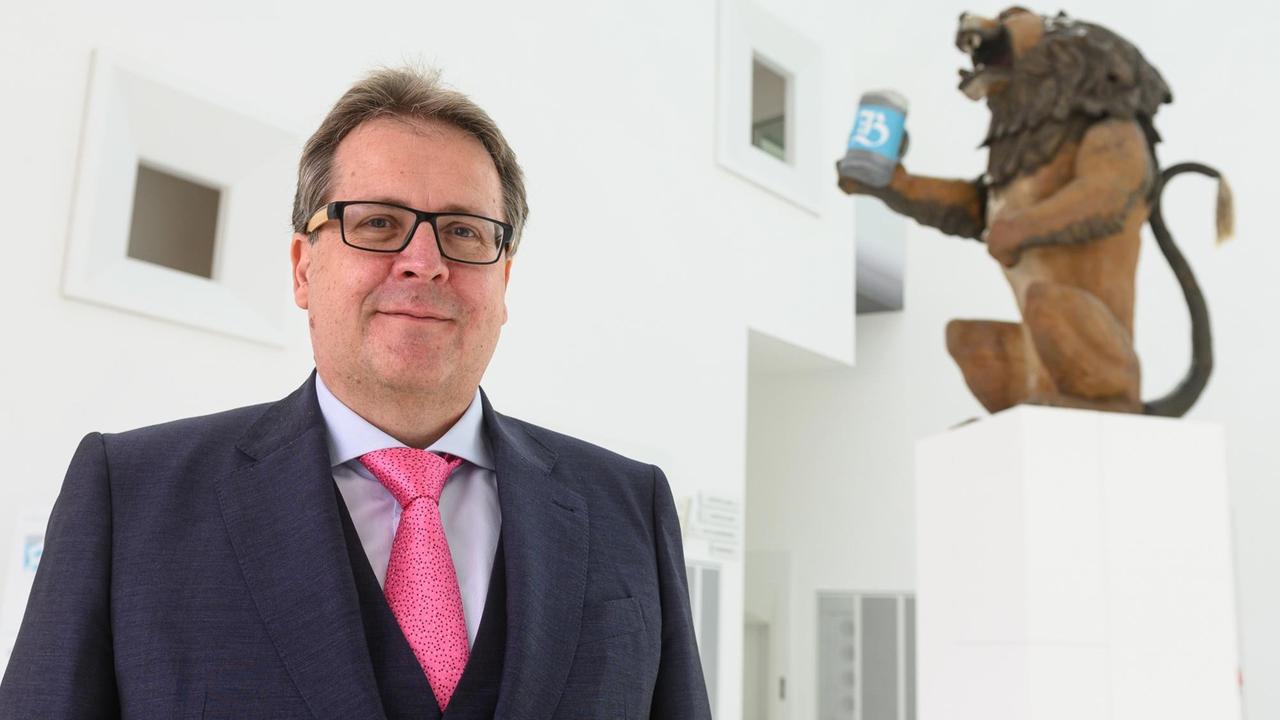 Richard Loibl vor einem Exponat im Museum der Bayerischen Geschichte in Regensburg. Richard Loibl vor einem Exponat im Museum der Bayerischen Geschichte in Regensburg.