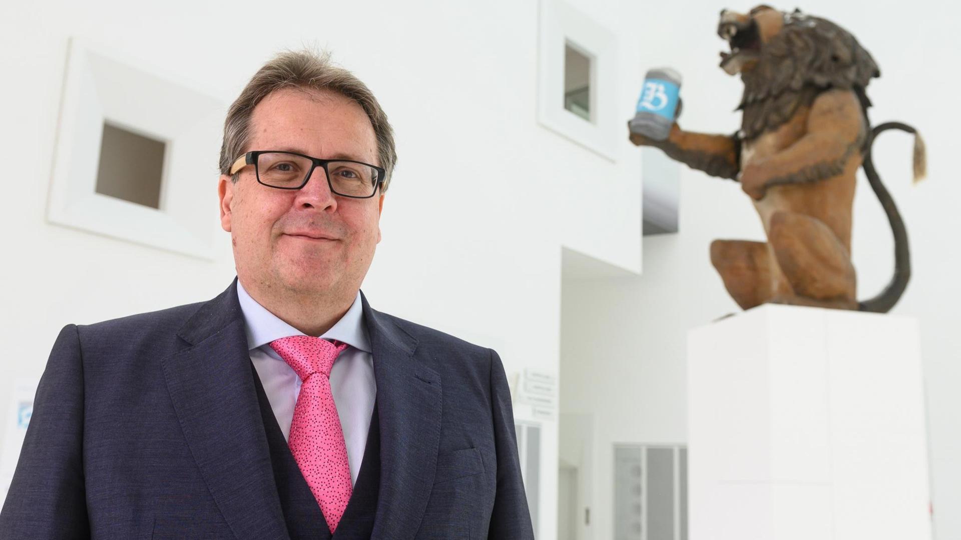 Richard Loibl vor einem Exponat im Museum der Bayerischen Geschichte in Regensburg. Richard Loibl vor einem Exponat im Museum der Bayerischen Geschichte in Regensburg.