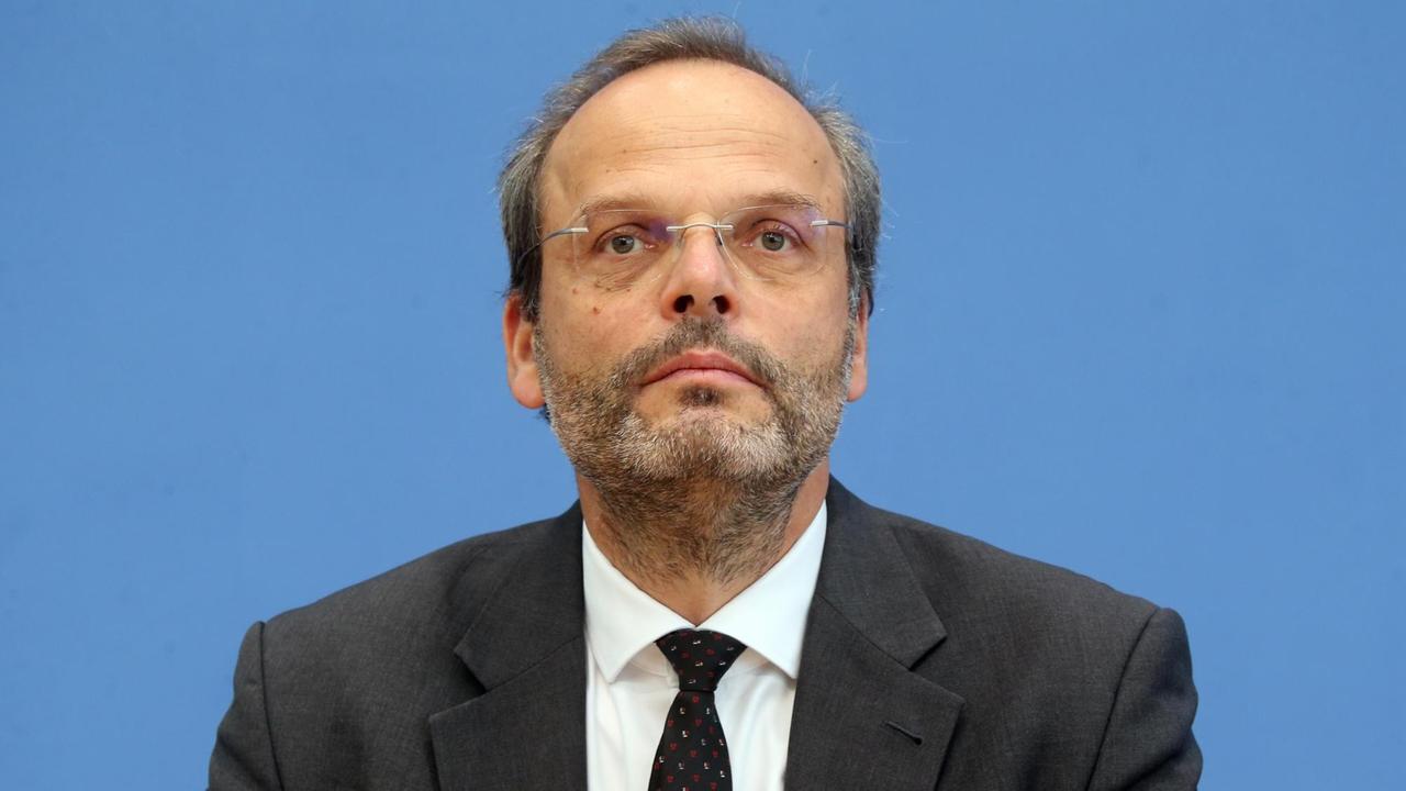 Felix Klein, Bundesbeauftragter für jüdisches Leben in Deutschland, beantwortet auf einer Pressekonferenz zum Thema Jüdisches Leben in Deutschland - ein Jahr nach dem Anschlag in Halle Fragen von Journalisten.