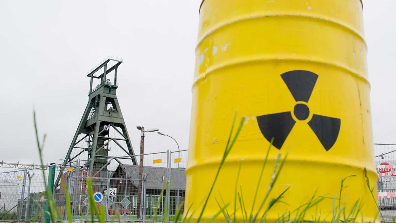 In Schacht Konrad in Salzgitter dürfen in rund 1200 Meter Tiefe 303 000 Kubikmeter Atommüll von geringer Wärmeentwicklung entsorgt werden. Es ist bislang das einzige Endlager in Deutschland. In Schacht Konrad in Salzgitter dürfen in rund 1200 Meter Tiefe 303 000 Kubikmeter Atommüll von geringer Wärmeentwicklung entsorgt werden. Es ist bislang das einzige Endlager in Deutschland.