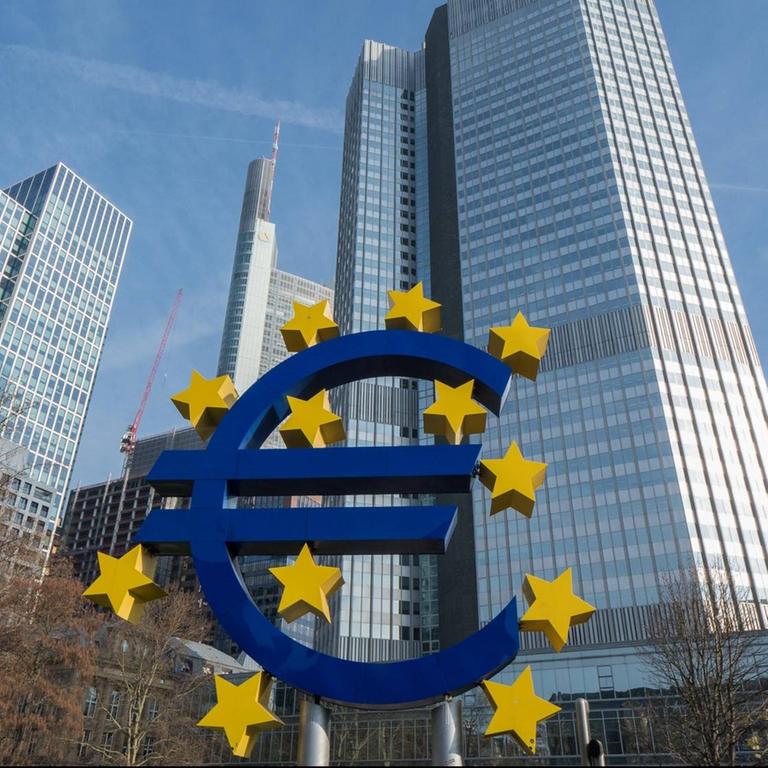 Ein riesiges Euro-Symbol am Willy-Brandt-Platz in Frankfurt am Main