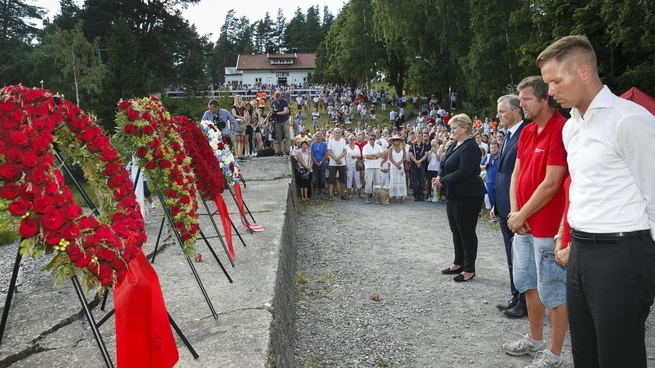 Premierminister Solberg legt einen Kranz für die Terroropfer nieder. Premierminister Solberg legt einen Kranz für die Terroropfer nieder.