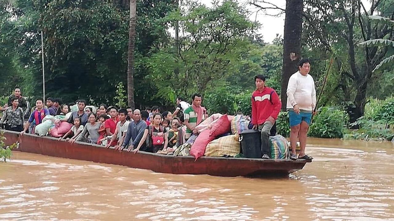 Das von Attapeu TV zur Verfügung gestellte Videostandbild zeigt Menschen, die nach dem Bruch eines Staudamms mit einem Boot evakuiert werden. Das von Attapeu TV zur Verfügung gestellte Videostandbild zeigt Menschen, die nach dem Bruch eines Staudamms mit einem Boot evakuiert werden.
