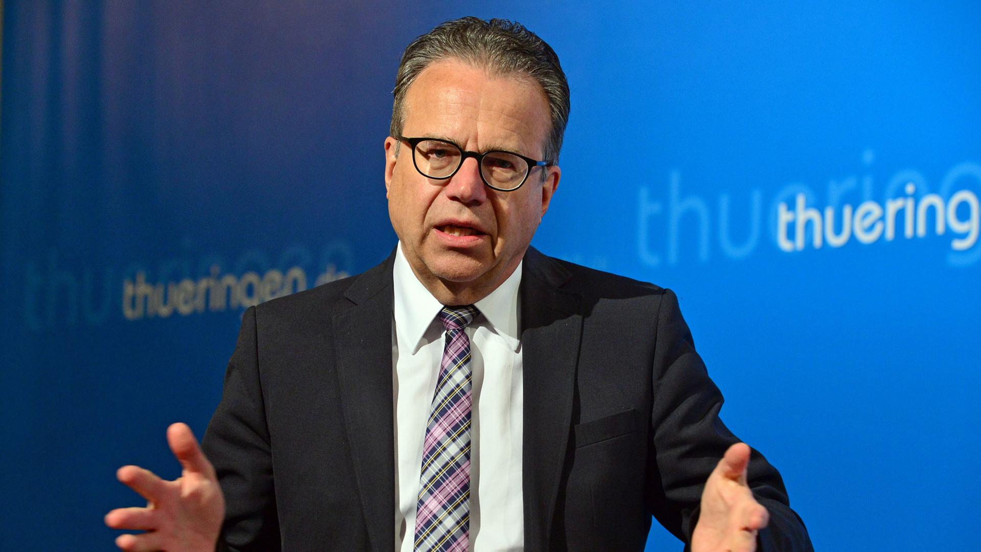 Arbeitsagentur-Chef Frank-Jürgen Weise stellt am 22.04.2015 in Erfurt (Thüringen) ein Programm zur Bekämpfung der Langzeitarbeitslosigkeit vor. Die Initiative vom Land Thüringen und der Arbeitsagentur soll älteren Langzeitarbeitslosen eine auskömmliche, vom Land finanzierte Arbeit verschaffen. Arbeitsagentur-Chef Frank-Jürgen Weise stellt am 22.04.2015 in Erfurt (Thüringen) ein Programm zur Bekämpfung der Langzeitarbeitslosigkeit vor. Die Initiative vom Land Thüringen und der Arbeitsagentur soll älteren Langzeitarbeitslosen eine auskömmliche, vom Land finanzierte Arbeit verschaffen.
