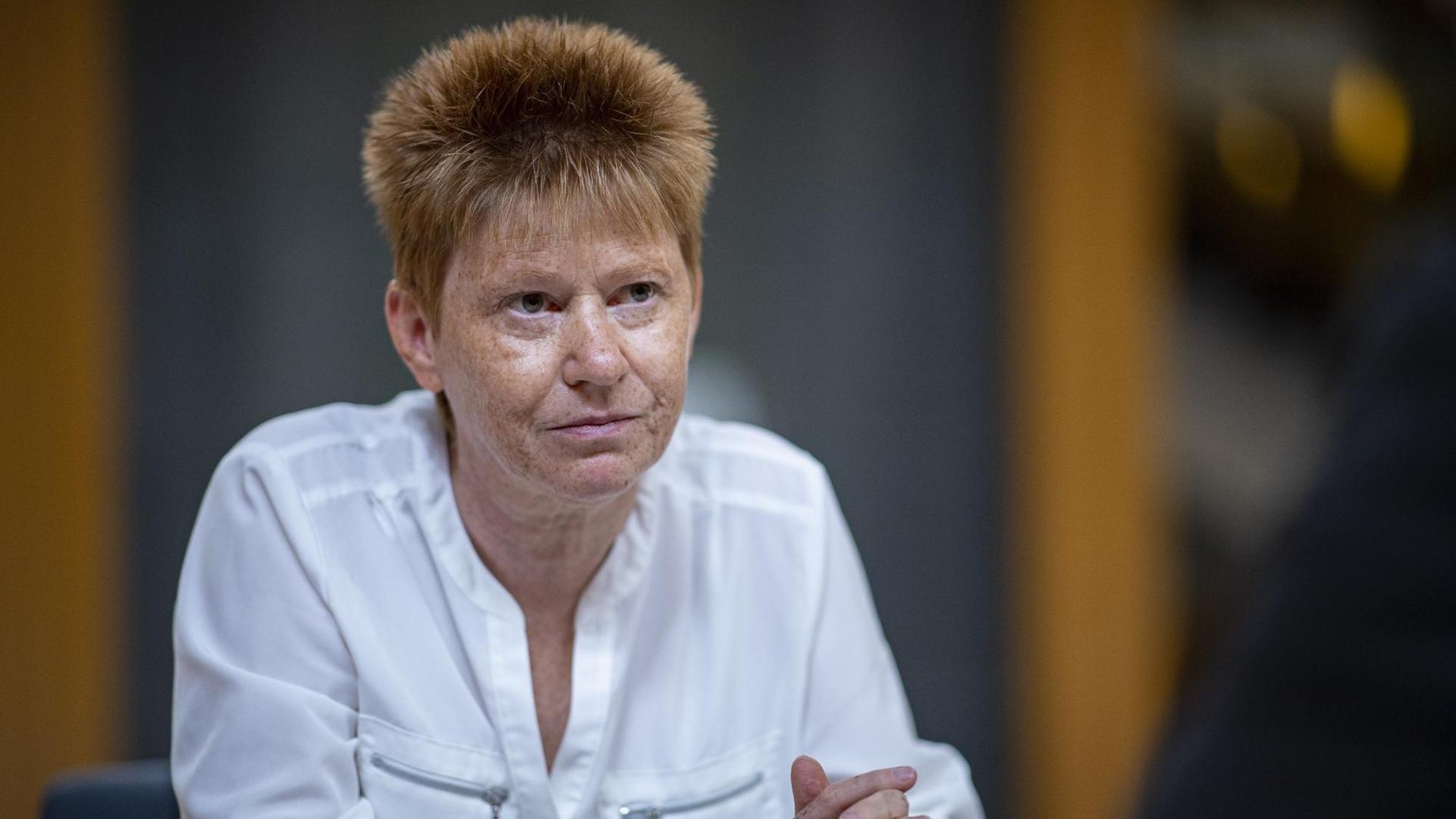 Petra Pau (Die Linke), Vizepräsidentin des Deutschen Bundestages schaut in die Kamera Petra Pau (Die Linke), Vizepräsidentin des Deutschen Bundestages schaut in die Kamera