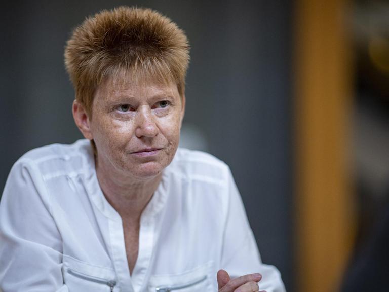 Petra Pau (Die Linke), Vizepräsidentin des Deutschen Bundestages schaut in die Kamera