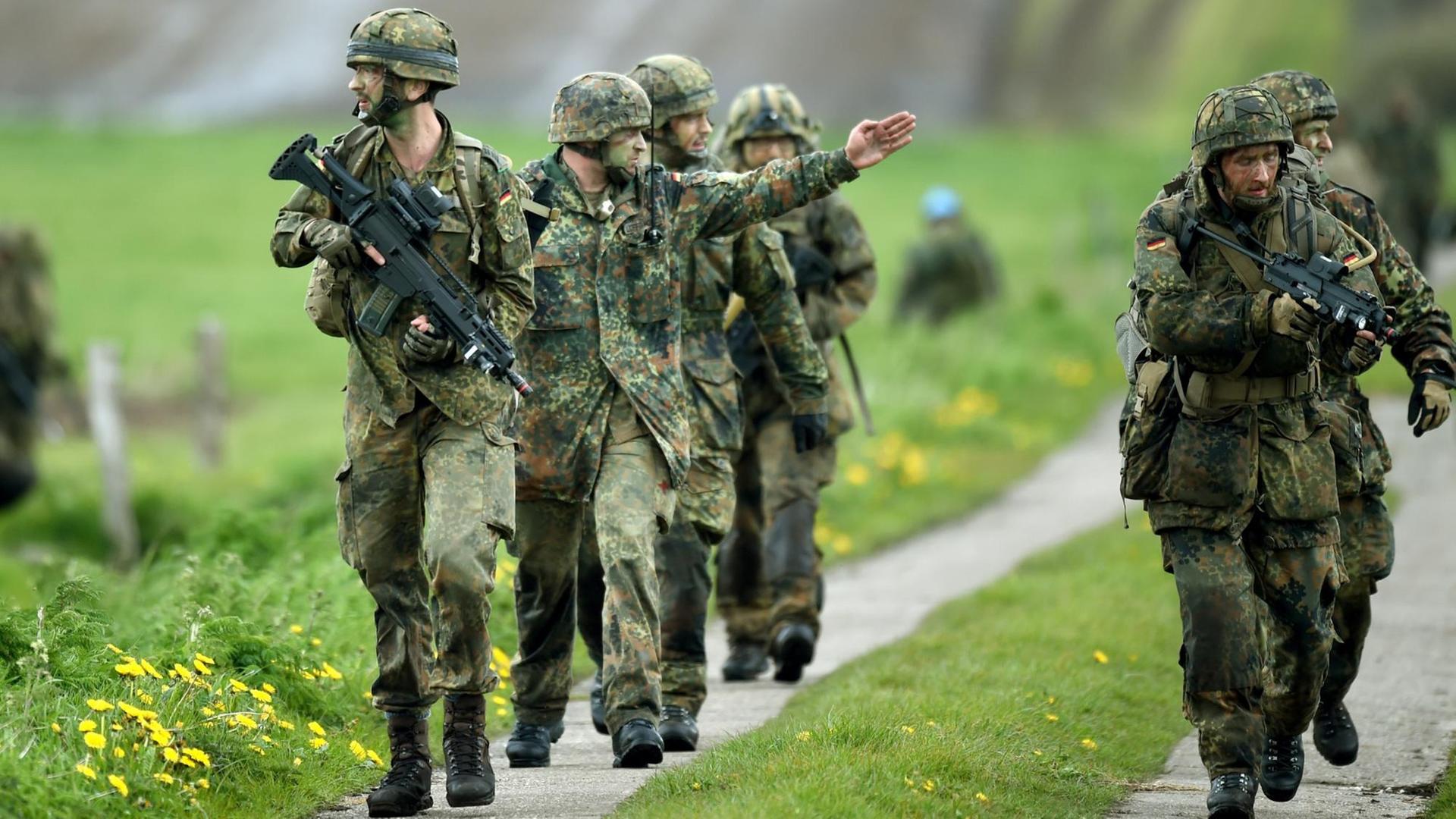Fallschirmjäger bei der Großübung "Red Griffin/Colibri 50" in der Nähe von Ahrenviölfeld Fallschirmjäger bei der Großübung "Red Griffin/Colibri 50" in der Nähe von Ahrenviölfeld