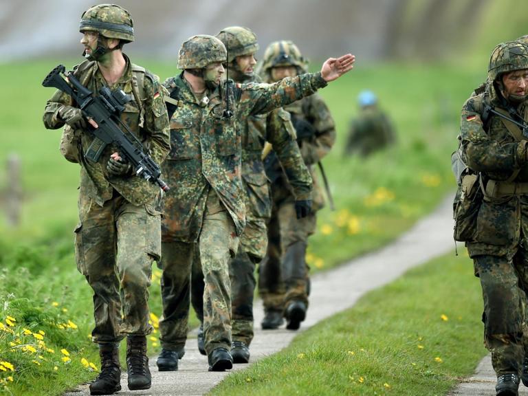 Fallschirmjäger bei der Großübung "Red Griffin/Colibri 50" in der Nähe von Ahrenviölfeld