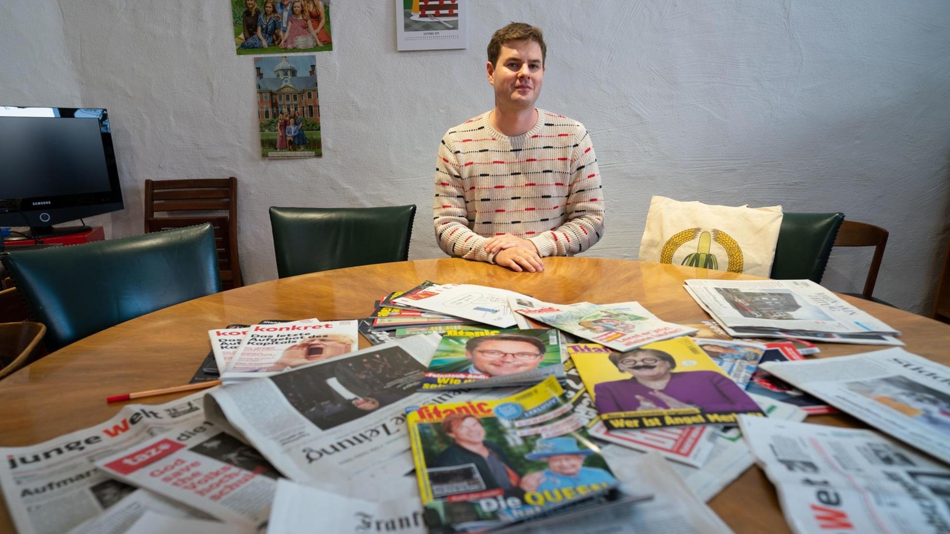 Moritz Hürtgen, Chefredakteur des Satiremagazins "Titanic", am Konferenztisch in den Redaktionsräumen Moritz Hürtgen, Chefredakteur des Satiremagazins "Titanic", am Konferenztisch in den Redaktionsräumen