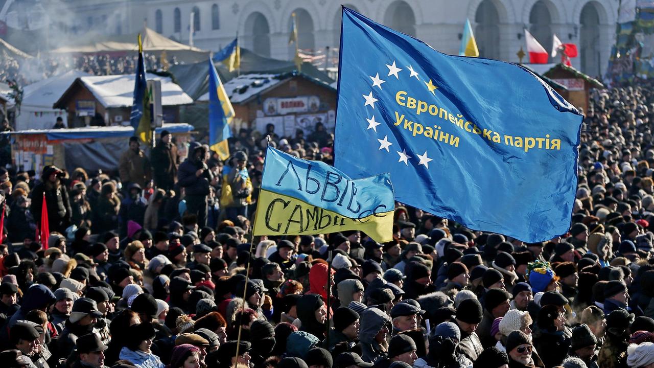Menschen mit Ukraine- und EU-Flaggen auf dem Maidan in Kiew Menschen mit Ukraine- und EU-Flaggen auf dem Maidan in Kiew