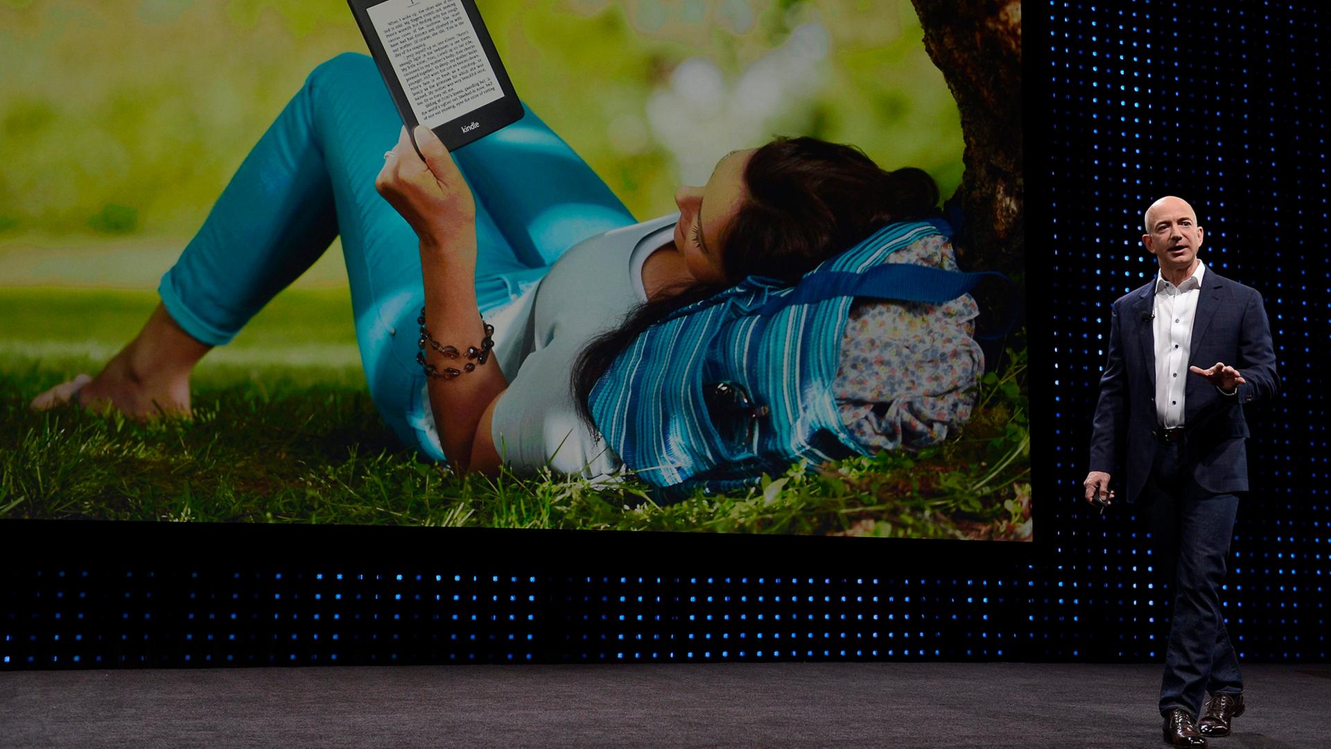 2012 stellte Amazon-Chef Jeff Bezos das neue "Amazon Kindle" vor.