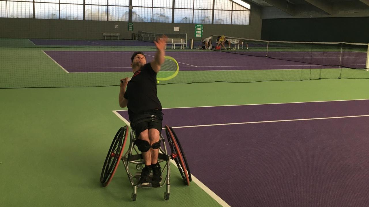Rollstuhltennis: Marcus Laudan auf dem Spielfeld in Aktion. Rollstuhltennis: Marcus Laudan auf dem Spielfeld in Aktion.