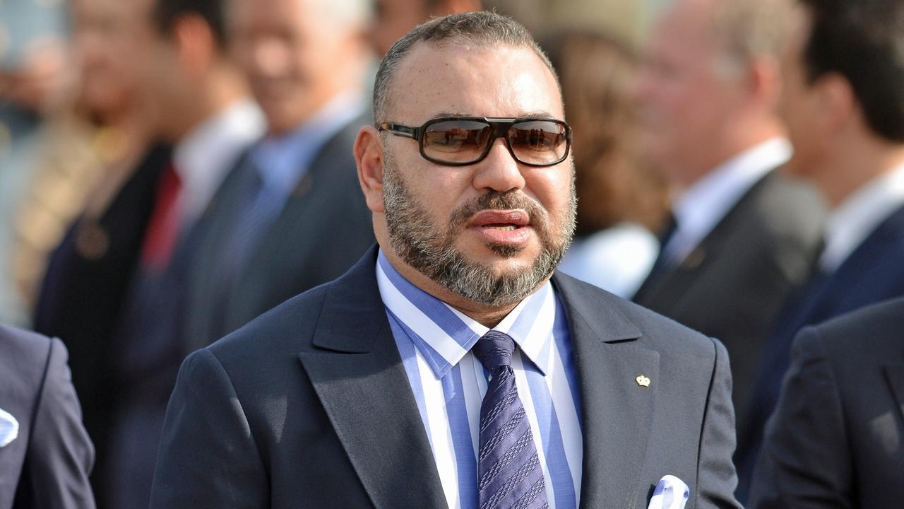 Mohammed VI. mit Anzug und Sonnenbrille am Flughafen von Rabat bei einem Besuch des französischen Präsidenten Emmanuel Macron