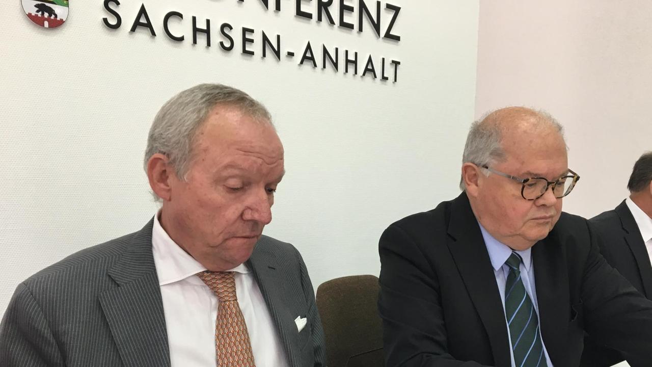Jerzy Montag und Manfred Nötzel bei iner Pressekonferenz Jerzy Montag und Manfred Nötzel bei iner Pressekonferenz