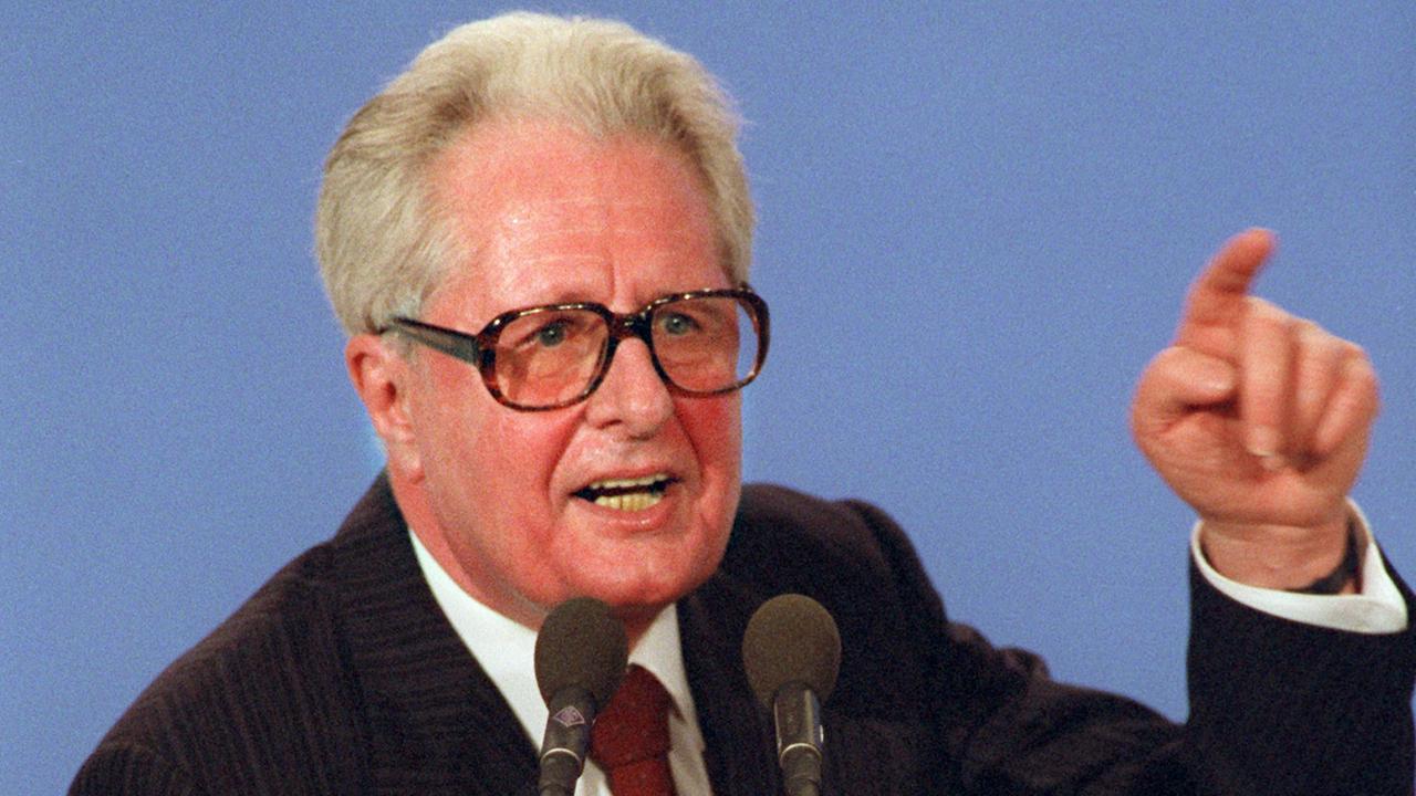 Der SPD-Vorsitzende Hans-Jochen Vogel während seiner Rede am 18.12.1989 auf dem Programm-Parteitag der SPD im Internationalen Congress Centrum Berlin. Der SPD-Vorsitzende Hans-Jochen Vogel während seiner Rede am 18.12.1989 auf dem Programm-Parteitag der SPD im Internationalen Congress Centrum Berlin.